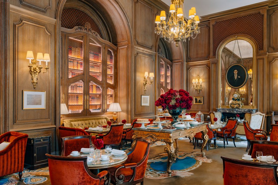 découvrez une ambiance chaleureuse dans notre salon situé à paris 5. profitez d'un cadre convivial et d'un service attentionné pour un moment de détente unique au cœur du 5e arrondissement.