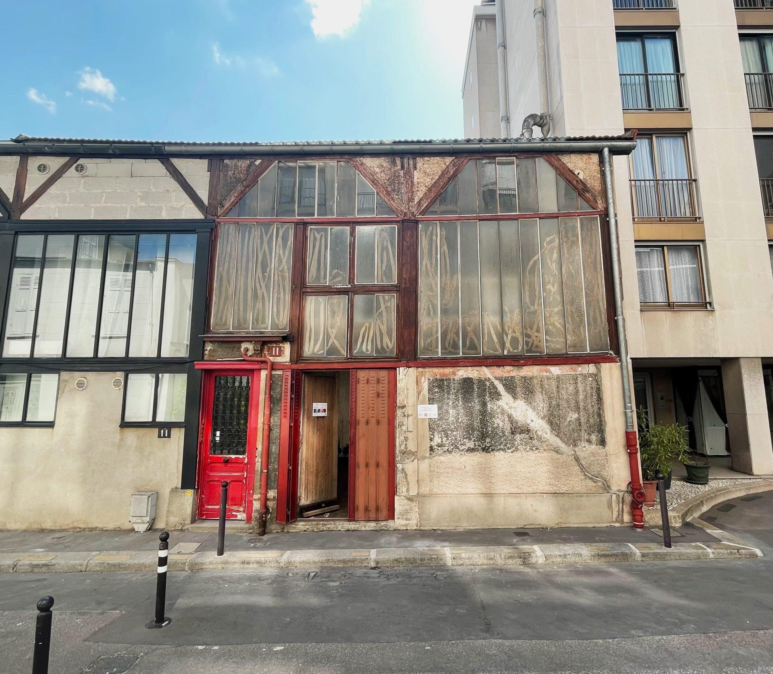découvrez l'atelier 11 à paris, une adresse prestigieuse spécialisée dans la restauration haut de gamme, avec des réalisations d'un million d'euros alliant savoir-faire artisanal et excellence.