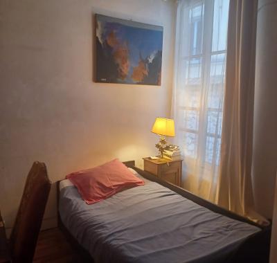 découvrez une chambre apaisante à paris 5, parfait pour un séjour relaxant au cœur du quartier latin. profitez d'un cadre paisible, d'un confort moderne et d'une atmosphère chaleureuse pour vous ressourcer en toute tranquillité.