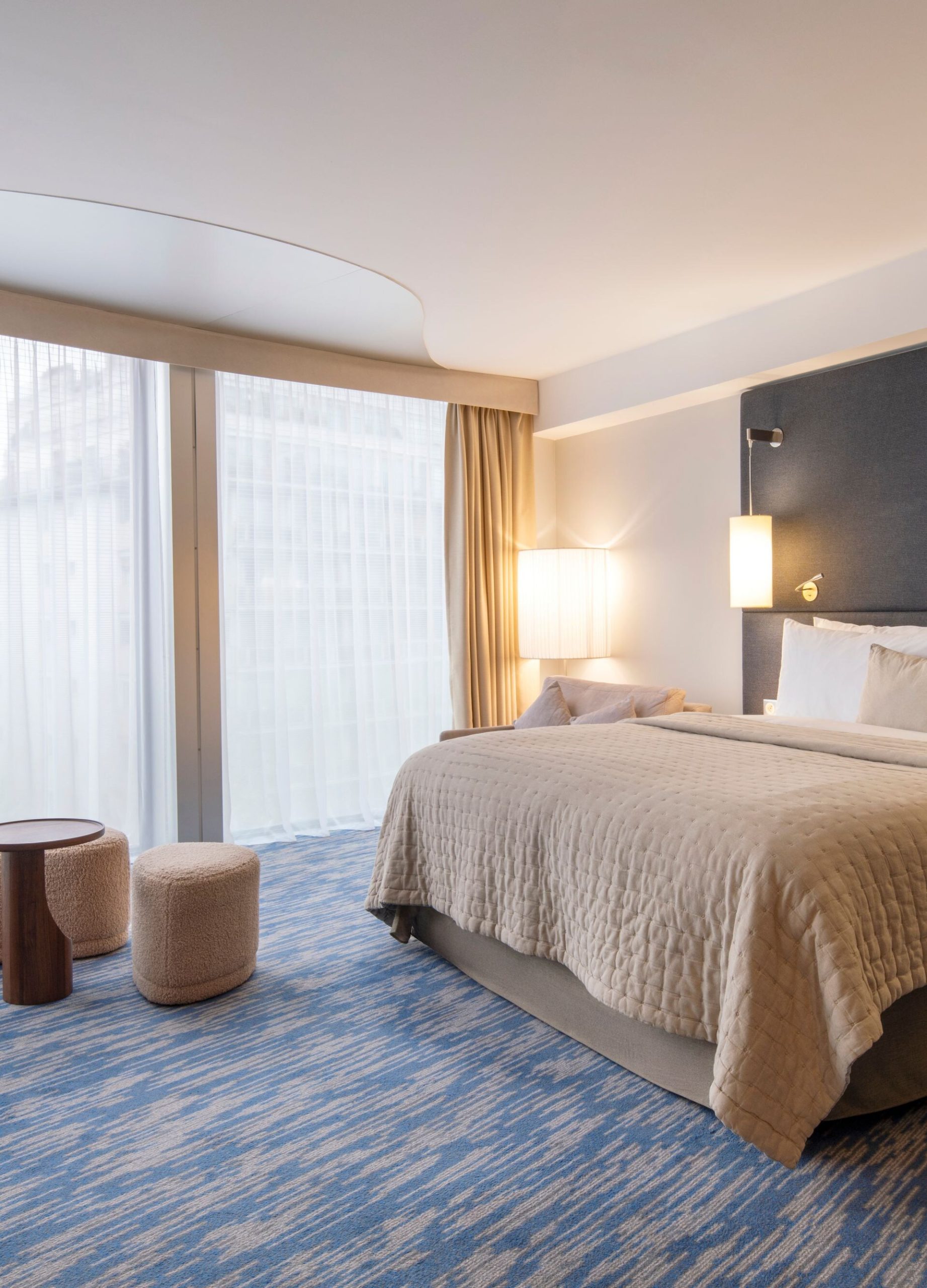 découvrez une chambre apaisante au cœur du 5ème arrondissement de paris, idéale pour un séjour relaxant, calme et confortable. profitez d'une atmosphère sereine proche des sites emblématiques et des commodités.