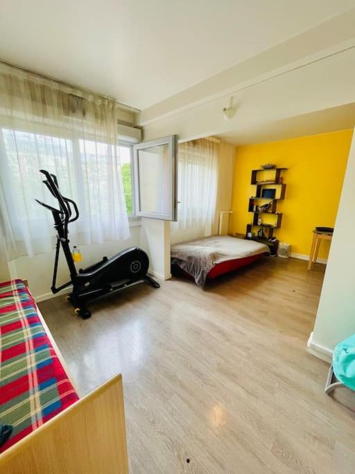 découvrez un studio cocooning à paris 75005 : un espace confortable, moderne et chaleureux, idéal pour un séjour détente au cœur du quartier latin. profitez d’un hébergement bien équipé, proche des commodités et des lieux emblématiques de la capitale.