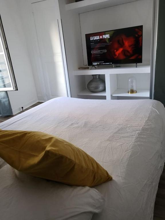 découvrez un cocooning studio à paris 75005 : un espace chaleureux, moderne et idéalement situé au cœur du 5e arrondissement, parfait pour un séjour confortable et paisible dans la capitale.