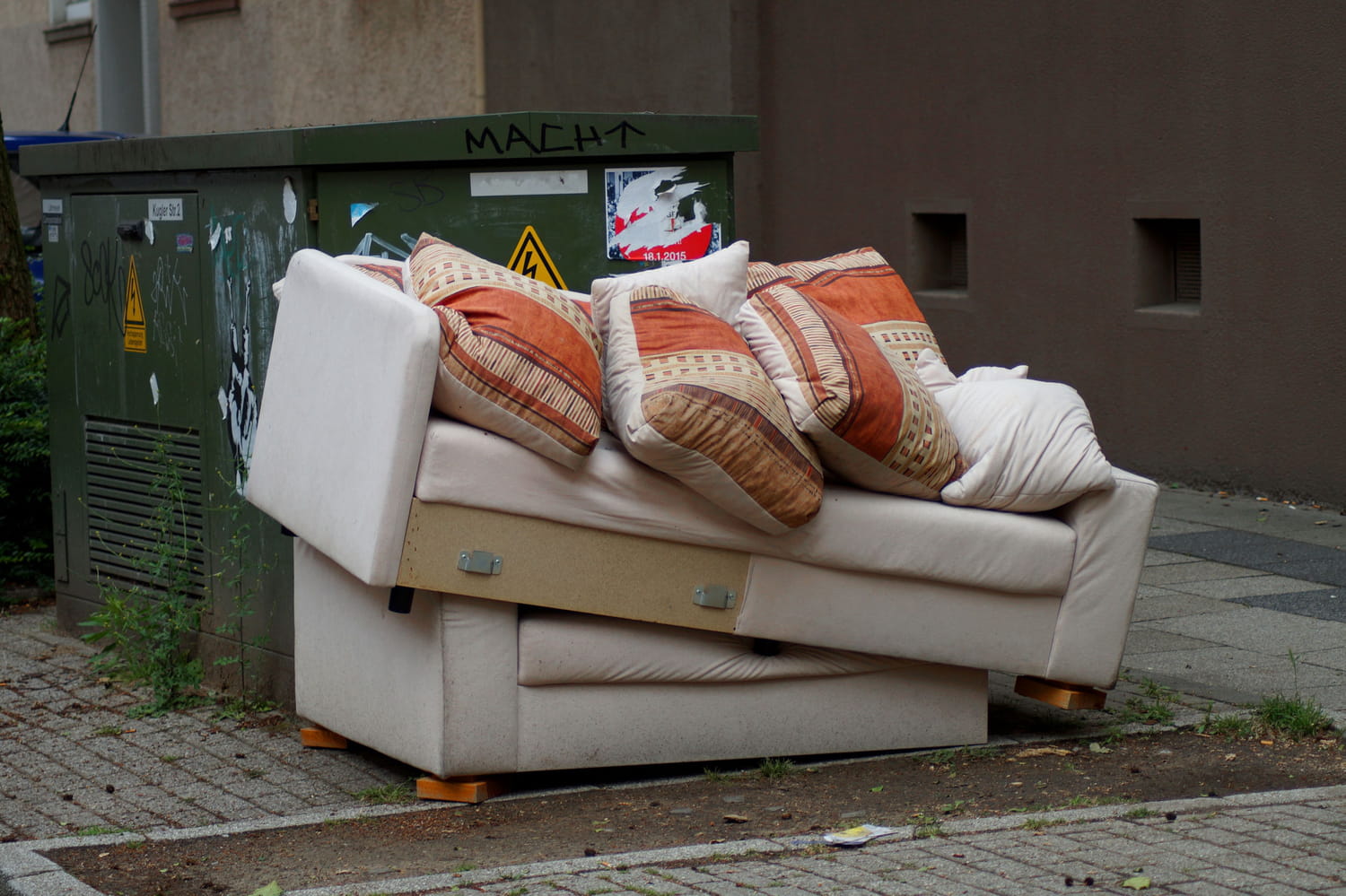 service de collecte des encombrants à paris : simplifiez l’enlèvement de vos objets volumineux, électroménagers, meubles ou déchets. réservez facilement un passage pour vous débarrasser rapidement et légalement de vos encombrants à paris.