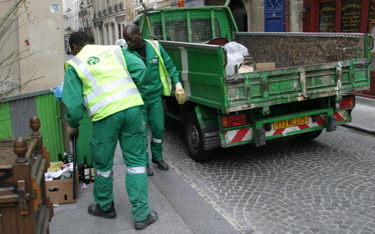 service rapide et efficace de collecte d’encombrants à paris : bénéficiez d’un enlèvement à domicile pour vos meubles, électroménagers et objets volumineux. réservez votre ramassage facilement en ligne !