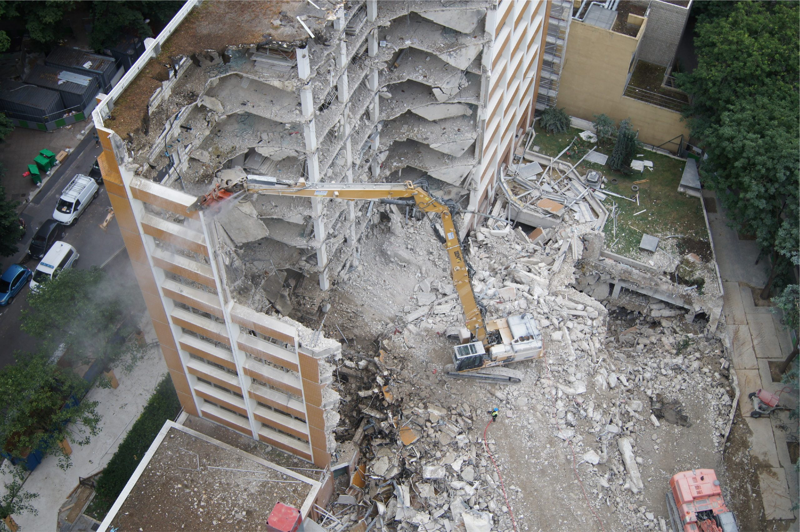 découvrez comment la démolition d'une maison historique à paris est encadrée : autorisations, préservation du patrimoine et étapes à respecter pour un projet conforme à la législation.