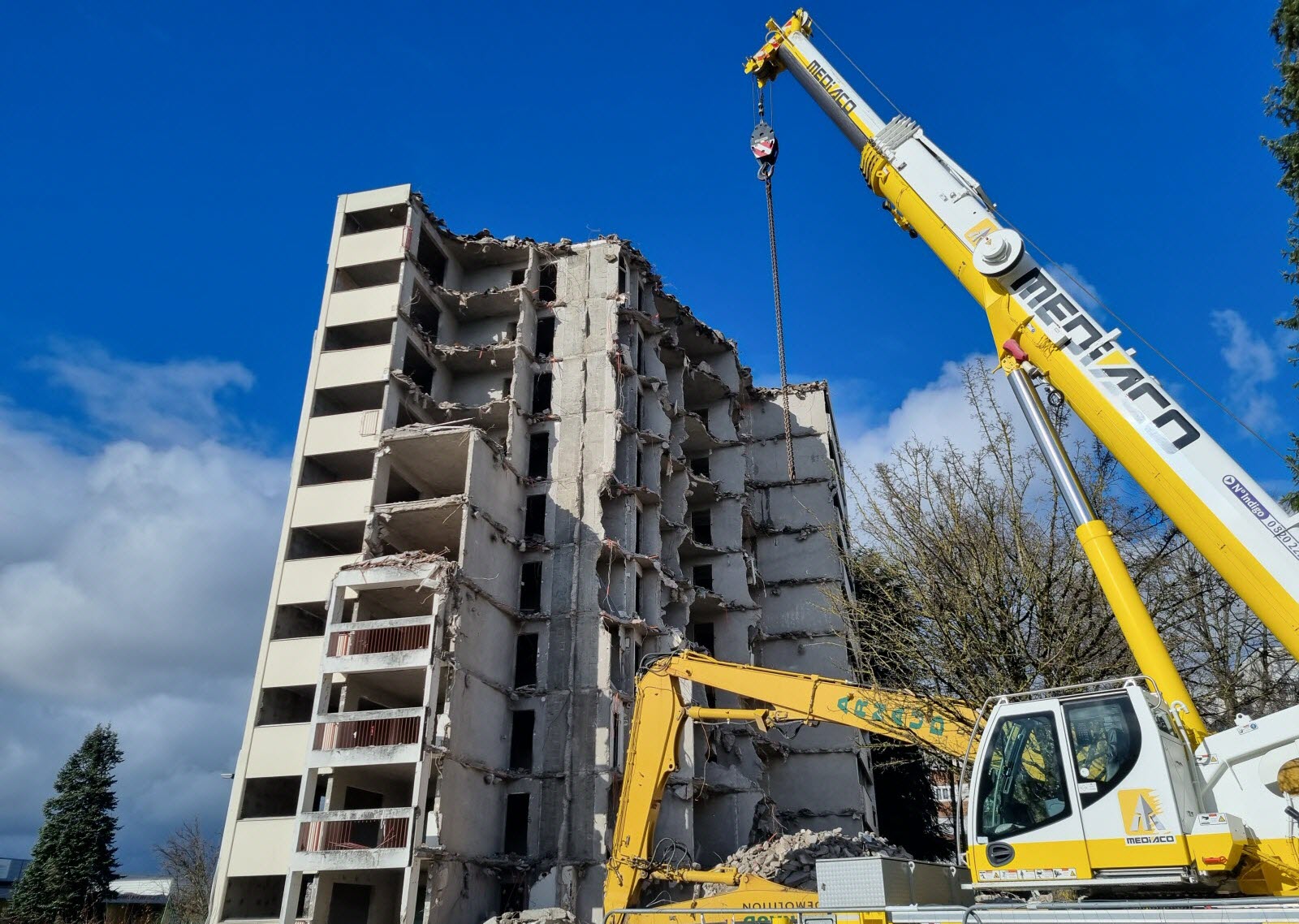 découvrez les étapes clés et les précautions à prendre pour la démolition d'une maison historique à paris, tout en respectant les lois patrimoniales et l’environnement urbain.