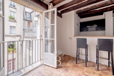 découvrez un espace de vie confortable et fonctionnel dans un studio situé au cœur du 5e arrondissement de paris. idéal pour étudiants ou jeunes actifs recherchant praticité et emplacement privilégié.