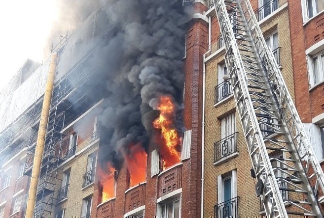 découvrez les dernières informations sur l'incendie survenu dans un immeuble à paris. détails sur les causes, les conséquences et les interventions des secours dans cette tragédie qui a marqué la capitale.