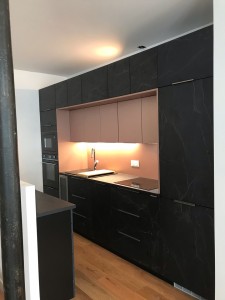 découvrez nos services professionnels d'installation de cuisine à paris 75005. profitez d'une cuisine sur mesure, alliant design contemporain et fonctionnalités pratiques, réalisée par des experts de la cuisine. transformez votre espace culinaire en un lieu convivial et moderne.
