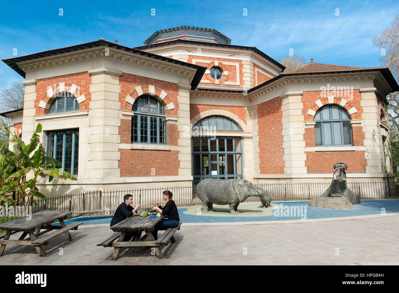 découvrez la ménagerie du jardin des plantes à paris : un zoo historique au cœur de la ville, idéal pour toute la famille, abritant de nombreuses espèces animales dans un cadre verdoyant et éducatif.