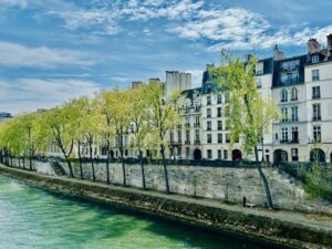 découvrez le mur d'austerlitz, un site emblématique de paris chargé d'histoire. explorez son origine, son importance culturelle et son rôle dans le paysage urbain parisien.
