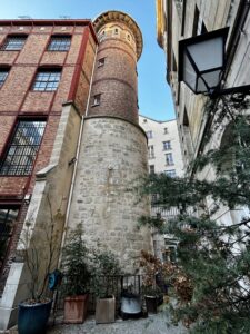 découvrez le mur d'austerlitz, un élément historique emblématique de paris, situé près de la gare d'austerlitz. histoire, architecture et informations pratiques pour votre visite.