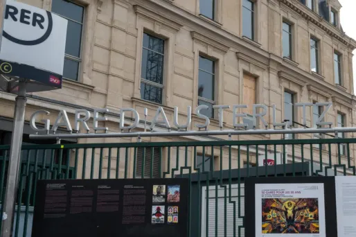 découvrez l'histoire et l'architecture du mur d'austerlitz, un site emblématique de paris alliant patrimoine et modernité, idéal pour les amateurs de culture et les visiteurs curieux.
