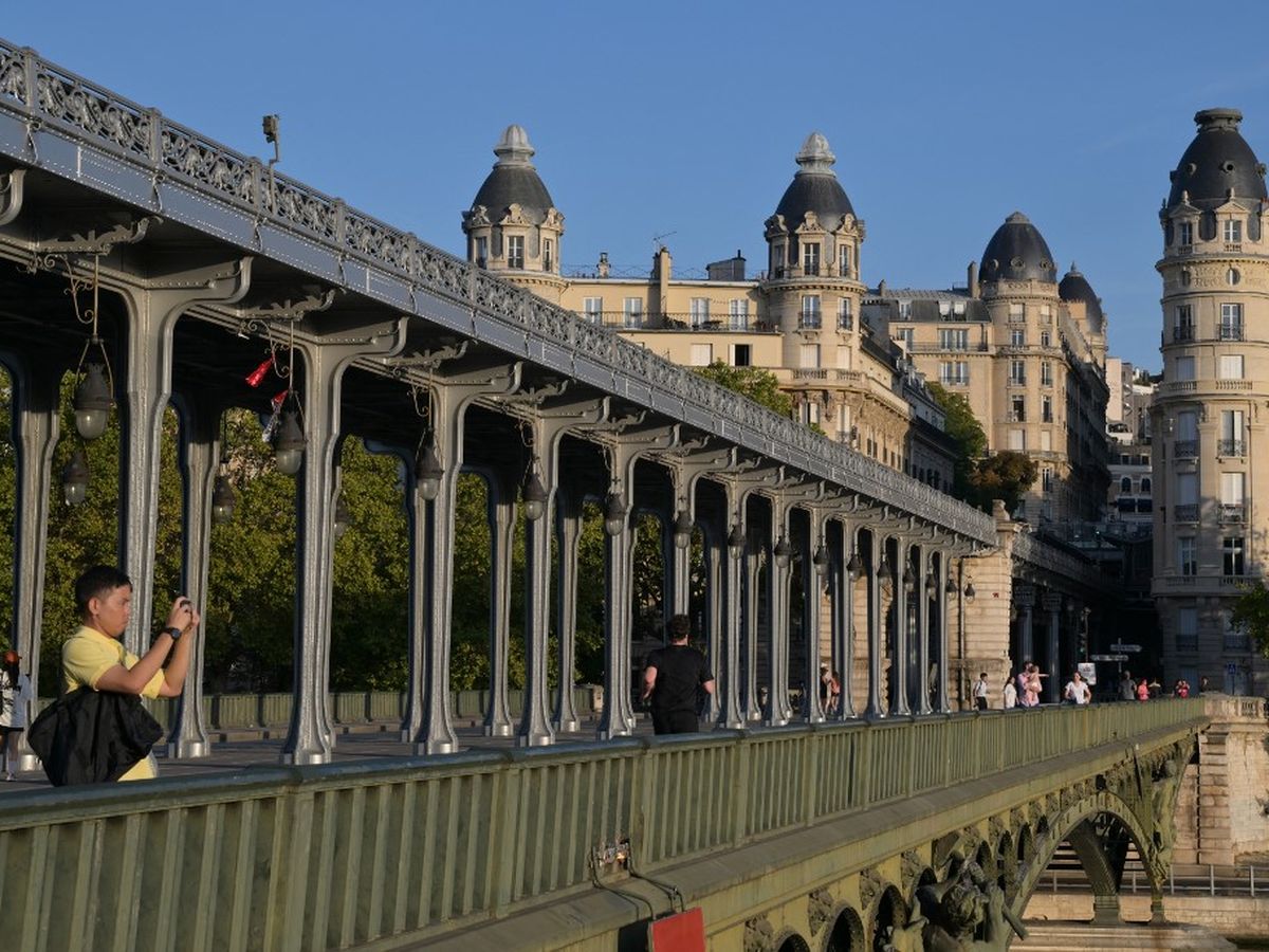 découvrez les informations sur les travaux en cours et les rénovations de la passerelle bir-hakeim à paris : dates, accès, circulation piétonne et impact sur les transports.