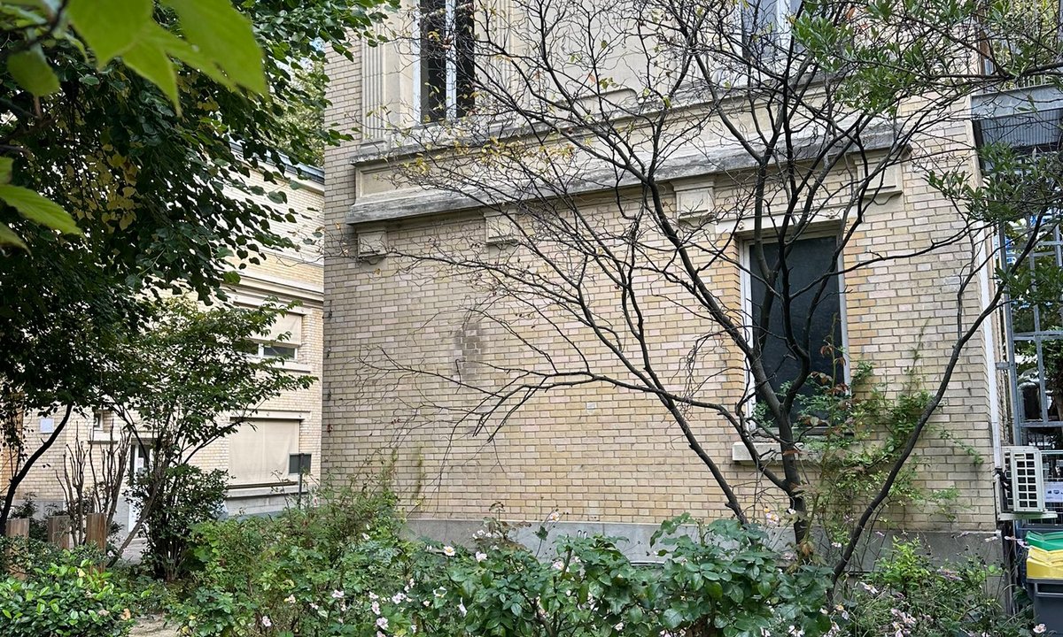 découvrez les raisons et les implications de la pause dans les travaux de démolition du pavillon curie. informations sur l'avancement du chantier et prochaines étapes.
