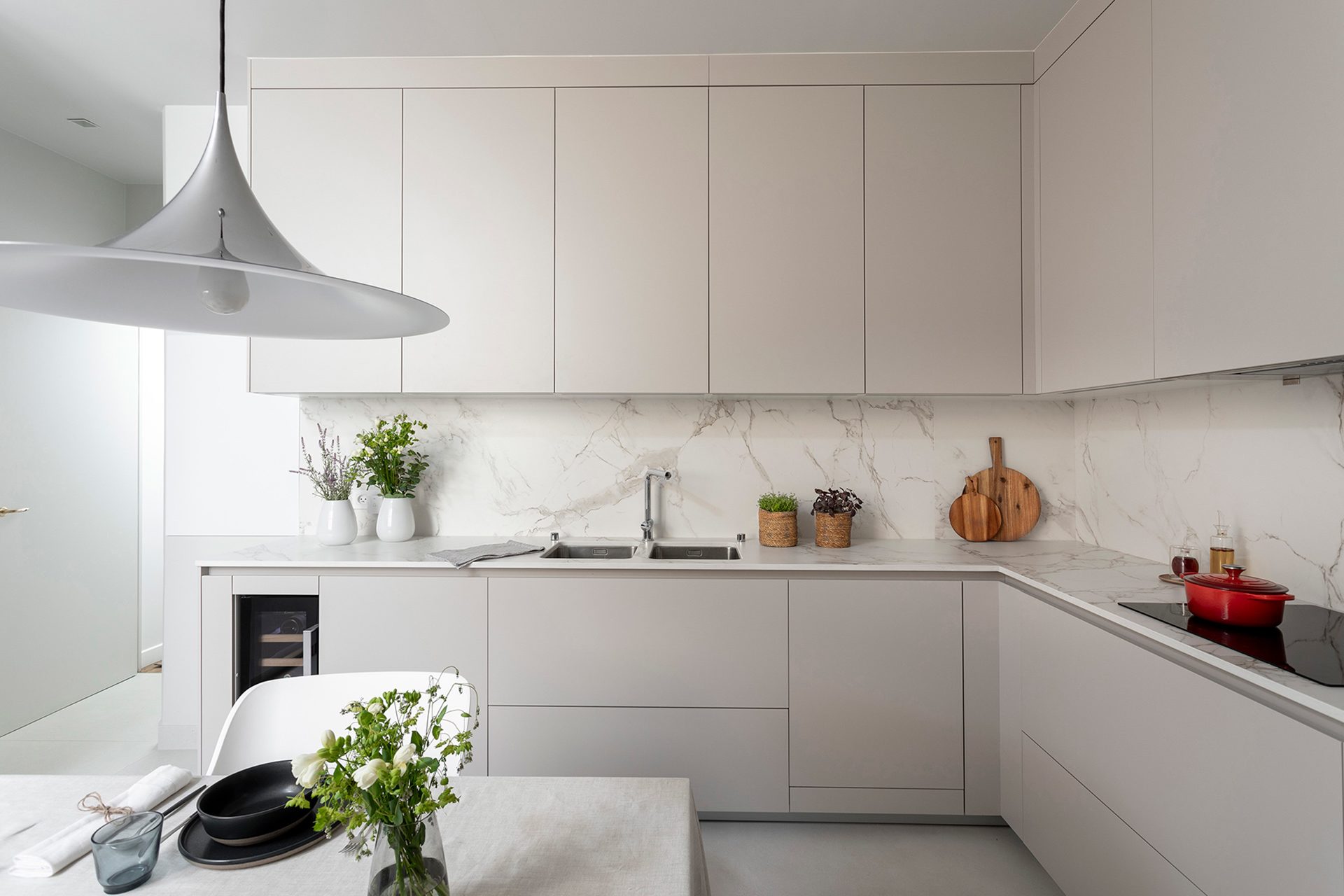 transformez votre cuisine à paris 5 avec nos services de rénovation sur mesure. profitez d'un design contemporain et fonctionnel qui répond parfaitement à vos besoins. contactez-nous pour un devis personnalisé et redécouvrez le plaisir de cuisiner dans un espace moderne et élégant.