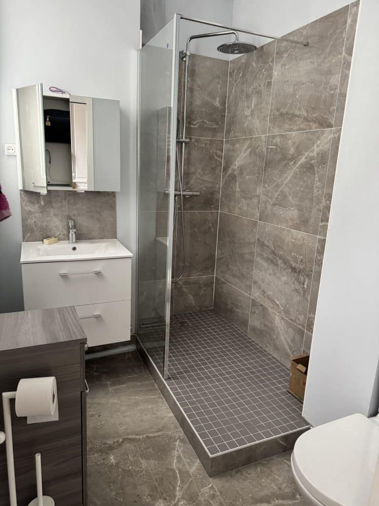 transformez votre salle de bain dans le 75005 avec notre service de rénovation sur mesure. nous allions design moderne et fonctionnalité pour créer un espace qui répond à vos besoins et reflète votre style. obtenez un devis gratuit dès aujourd'hui et offrez-vous la salle de bain de vos rêves !