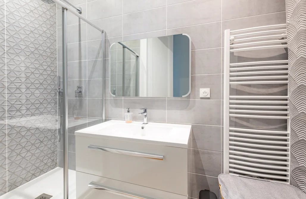 découvrez nos services de rénovation de salle de bain dans le 75005. transformez votre espace avec des designs modernes et fonctionnels, tout en bénéficiant d'une qualité irréprochable. contactez-nous pour un devis personnalisé!