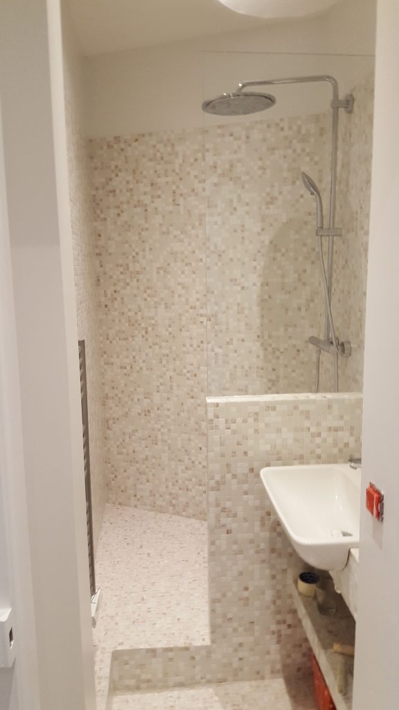 transformez votre salle de bain dans le 75005 avec notre service de rénovation sur mesure. des designs modernes aux solutions pratiques, nous créons des espaces qui allient confort et esthétisme, pour une salle de bain à la fois fonctionnelle et élégante.