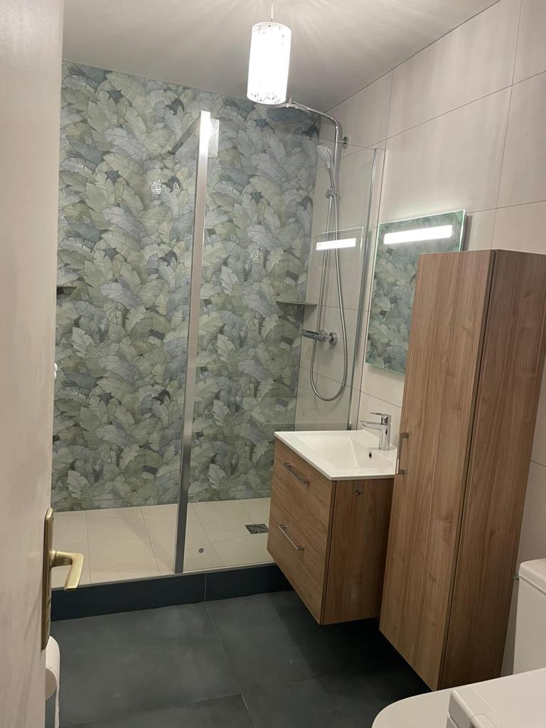 découvrez nos solutions de rénovation de salle de bain accessible à paris : adaptation pmr, modernisation et sécurité pour tous. obtenez un devis gratuit.