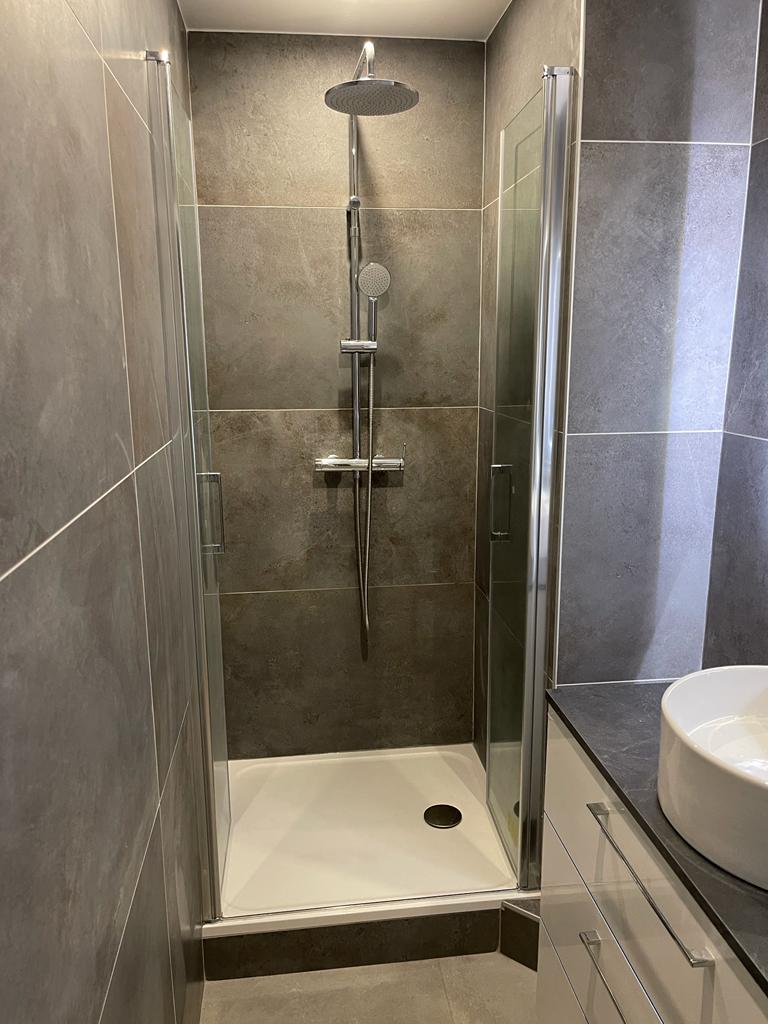 confiez la rénovation de votre salle de bain à paris 75005 à des experts. modernisez votre espace avec des solutions sur-mesure, des matériaux de qualité et une finition irréprochable. devis gratuit et conseils personnalisés.