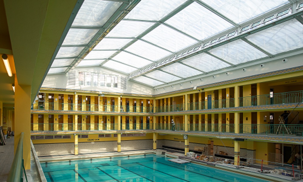 découvrez la réouverture tant attendue de la piscine art déco à paris : plongez dans un décor historique, rénové avec élégance, pour profiter d'une expérience unique alliant patrimoine et bien-être au cœur de la capitale.