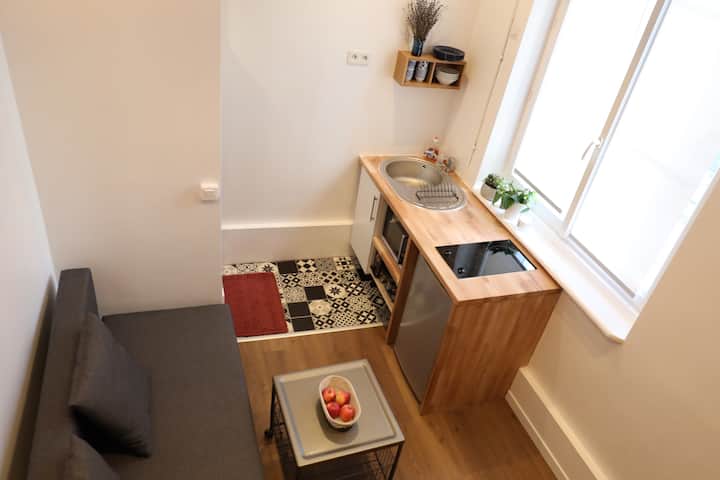 découvrez ce studio minimaliste situé en plein cœur du 75005 à paris. profitez d’un espace optimisé, élégant et lumineux, parfaitement aménagé pour une vie pratique et confortable dans un quartier recherché.