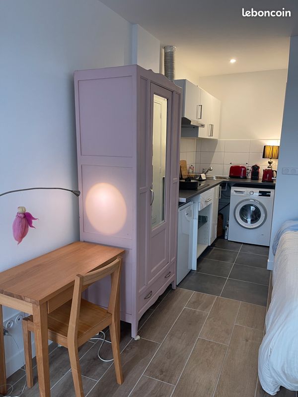 découvrez ce studio minimaliste situé à paris 75005 : un espace épuré et fonctionnel, idéalement placé au cœur du 5e arrondissement, parfait pour une vie urbaine confortable et moderne.