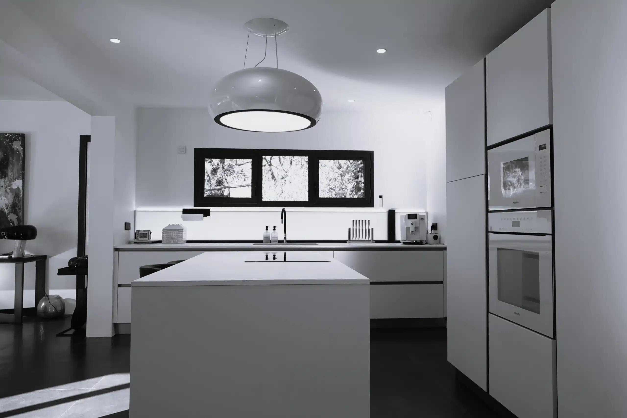 découvrez l'importance d'une bonne ventilation pour une cuisine rénovée : conseils, choix de systèmes efficaces et astuces pour garantir un air sain et éliminer les odeurs.