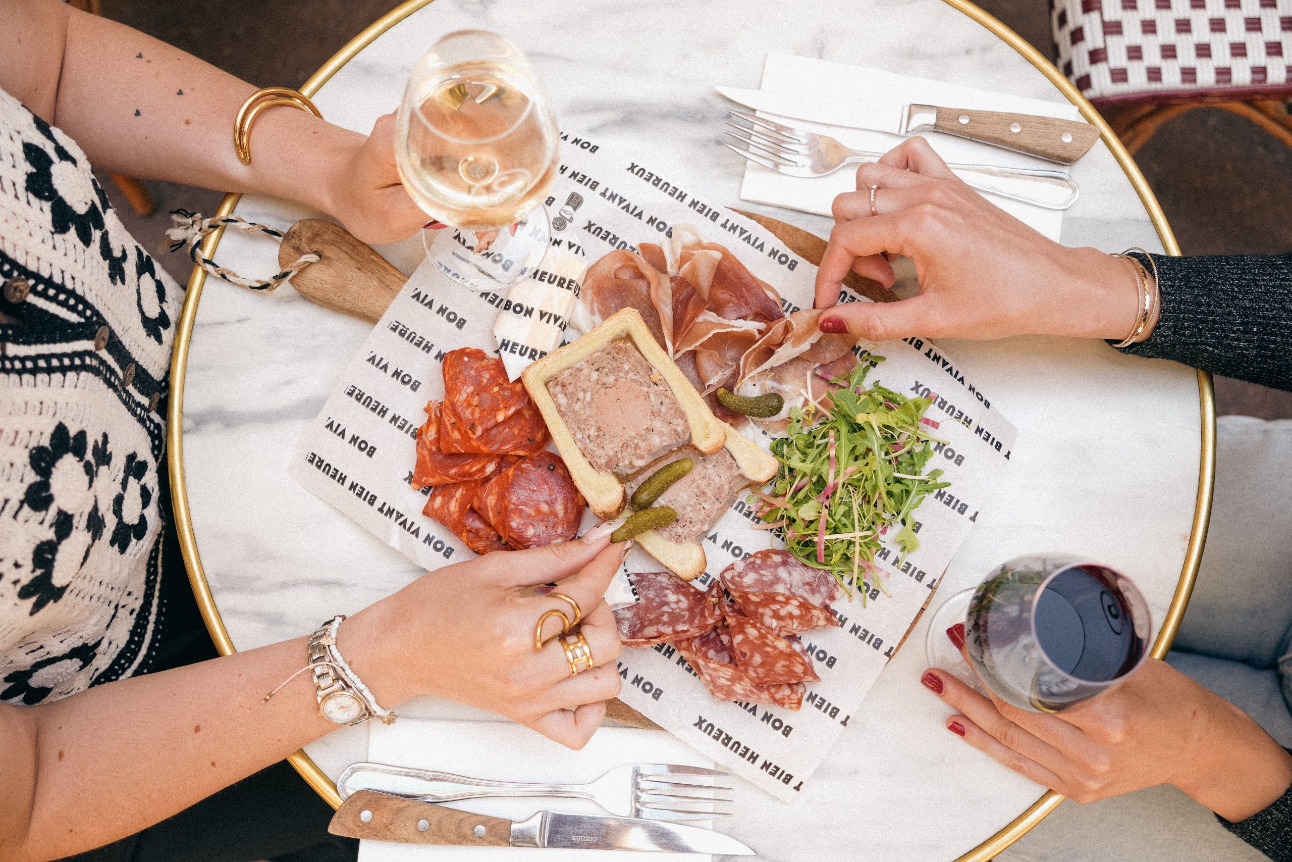 découvrez café mairie, un restaurant du 5ème arrondissement de paris, proposant une cuisine française raffinée dans une ambiance conviviale et chaleureuse.
