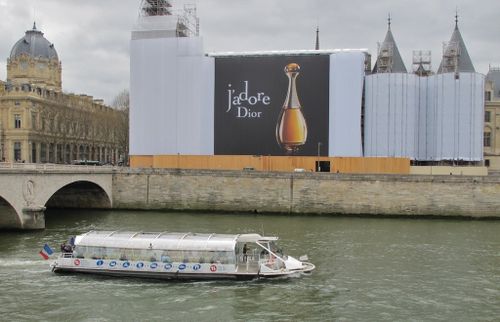 découvrez la fin des bâches sur les monuments à paris : quelles conséquences pour le patrimoine, la ville et les visiteurs ? actualité et analyse sur la disparition de ces couvertures emblématiques.