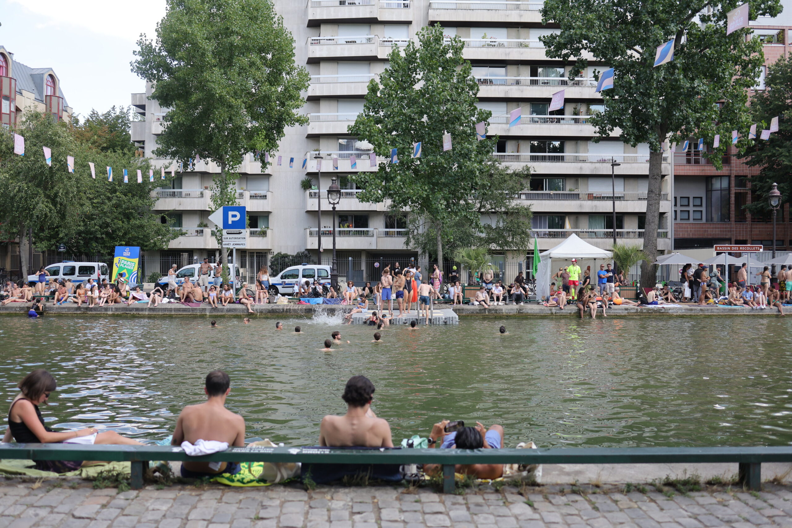 découvrez la fin de l'installation des bâches sur les monuments emblématiques de paris et l'impact de cette mesure sur le paysage urbain et la préservation du patrimoine historique.