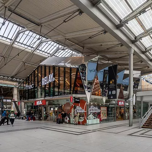 découvrez les transformations inattendues de la gare du nord : une métamorphose surprenante de ce lieu emblématique de paris, à la croisée de l'histoire et de la modernité.