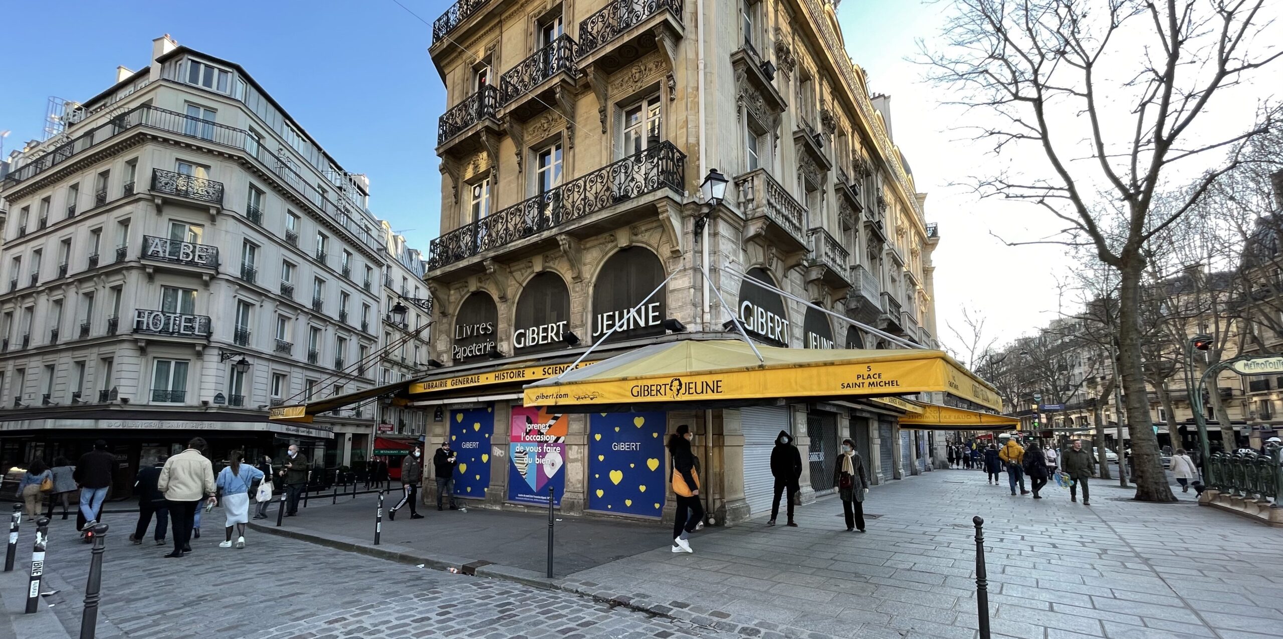 découvrez qui a remplacé gibert jeune à paris, l’emblématique librairie de la place saint-michel, et ce que ce changement signifie pour les amoureux des livres et l’histoire du quartier.