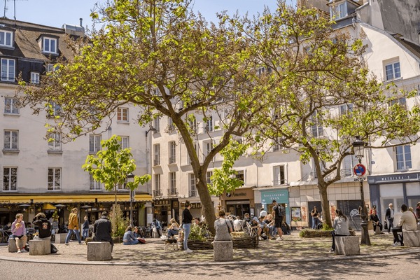 découvrez la place de la contrescarpe à paris, un lieu animé et historique au cœur du quartier latin, idéal pour flâner, profiter des cafés authentiques et explorer l'ambiance parisienne.