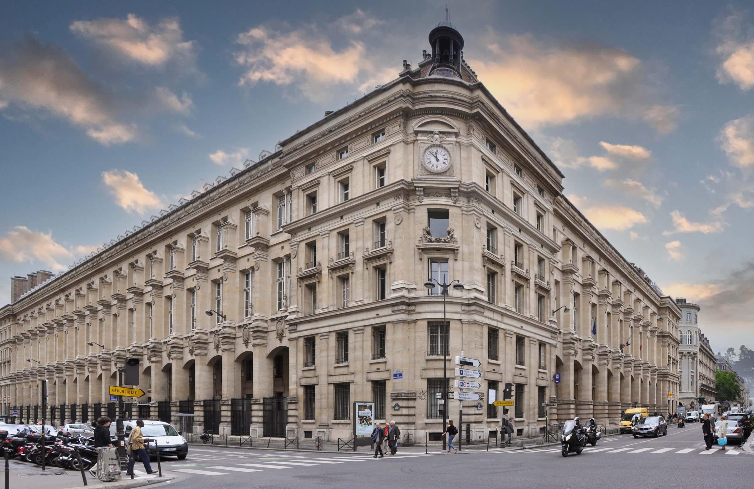 découvrez le poste du louvre, un lieu emblématique du cœur de paris, alliant patrimoine historique, hôtel de prestige, espaces culturels et boutiques raffinées près du louvre.