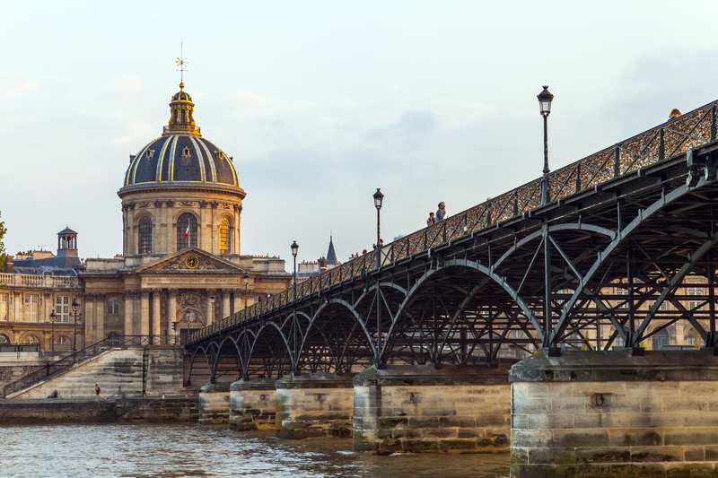 découvrez les étapes et les enjeux de la rénovation du pont des arts à paris : travaux, histoire et préservation de ce monument emblématique.