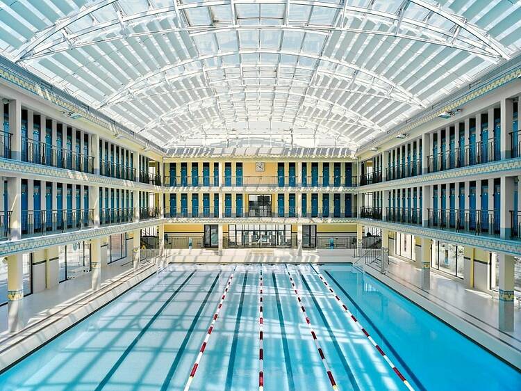 découvrez la réouverture tant attendue d'une piscine historique à paris : plongez dans un lieu emblématique rénové, idéal pour nager, se détendre et profiter d'une ambiance unique au cœur de la capitale.