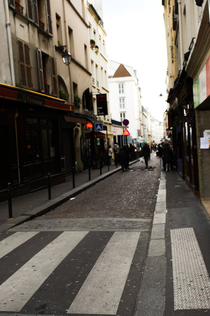 découvrez la rue mouffetard piétonne à paris, une promenade animée pleine de charme, de marchés, de restaurants et de boutiques typiques, idéale pour flâner et profiter de l’ambiance authentique du quartier latin.