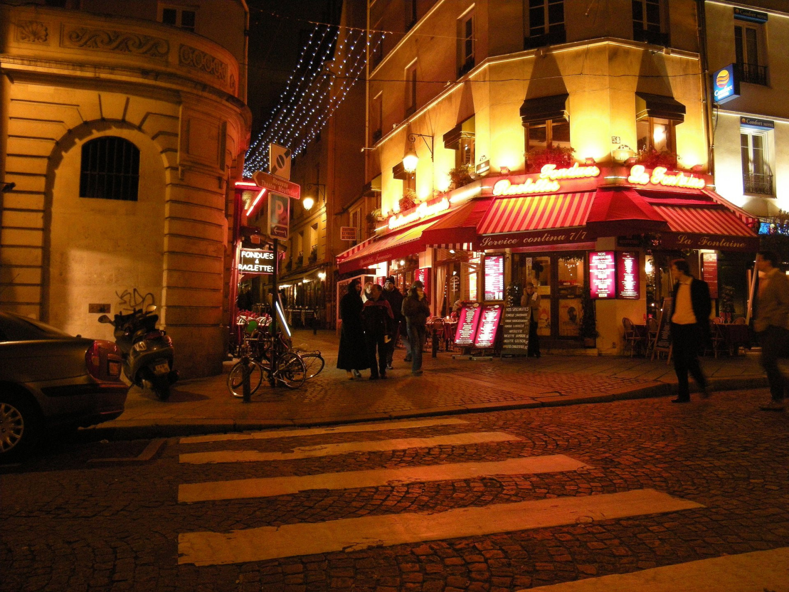 découvrez la rue mouffetard piétonne à paris, une balade unique parmi ses marchés, cafés authentiques et son ambiance conviviale au cœur du quartier latin.