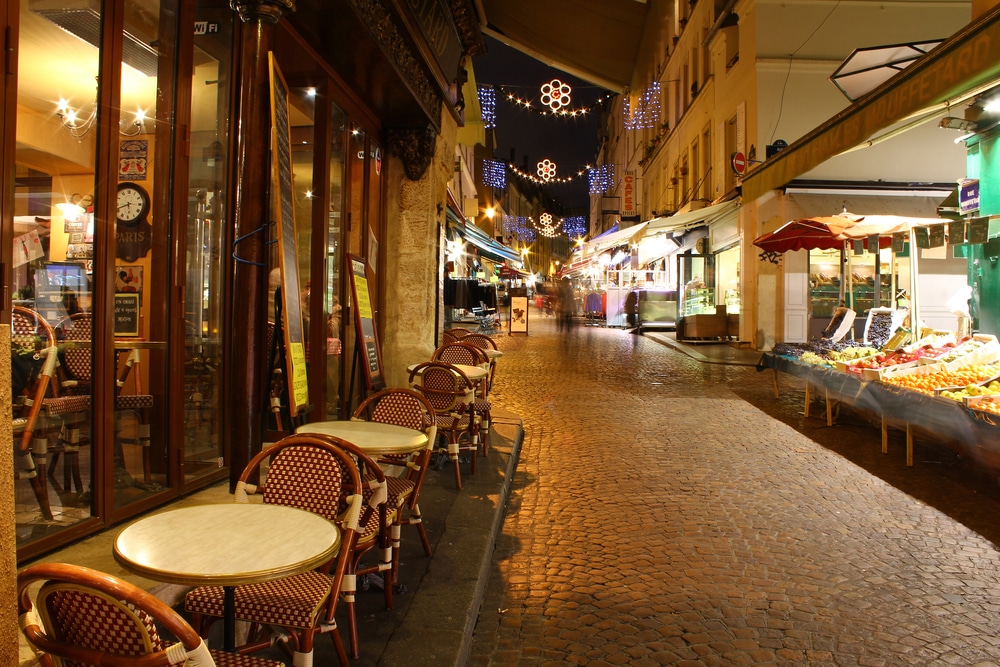 découvrez la rue mouffetard piétonne à paris, une balade animée entre boutiques, marchés et cafés, idéale pour profiter de l’ambiance authentique du quartier latin.