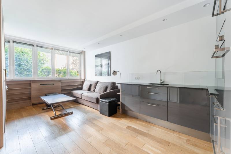 découvrez ce studio rénové situé au cœur du 5ème arrondissement de paris. idéalement placé, lumineux et moderne, il offre un cadre de vie confortable à proximité des commerces et transports. parfait pour étudiants ou jeunes actifs.