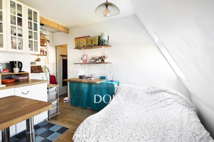 découvrez ce studio rénové situé au cœur du 5ème arrondissement de paris. profitez d’un espace moderne, lumineux et idéalement placé, proche des commerces, universités et transports. parfait pour vivre ou investir dans un quartier recherché !