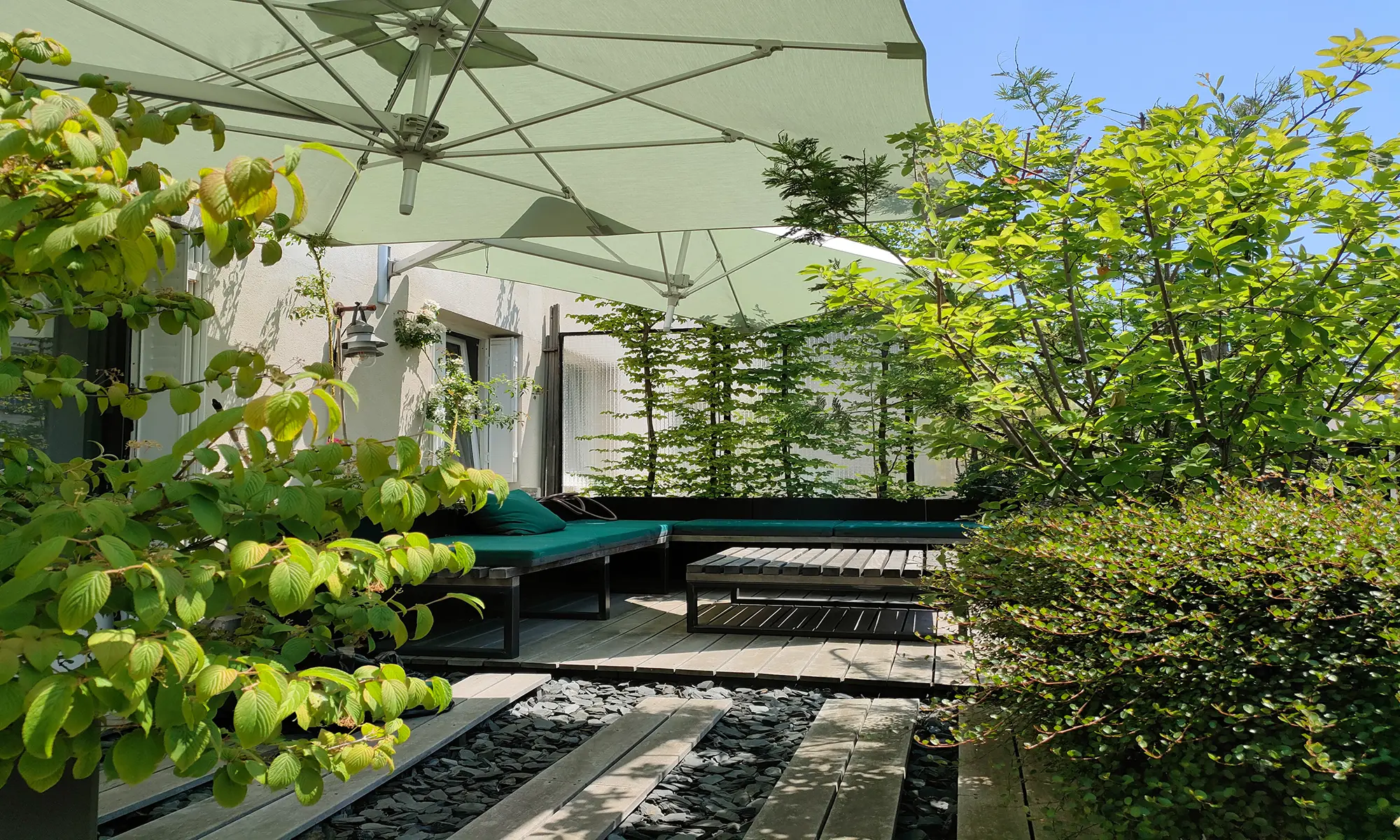 découvrez nos conseils et astuces pour sublimer votre balcon à paris 5. aménagement, décoration, plantes urbaines : transformez votre espace extérieur en un véritable havre de paix au cœur du 5ème arrondissement.