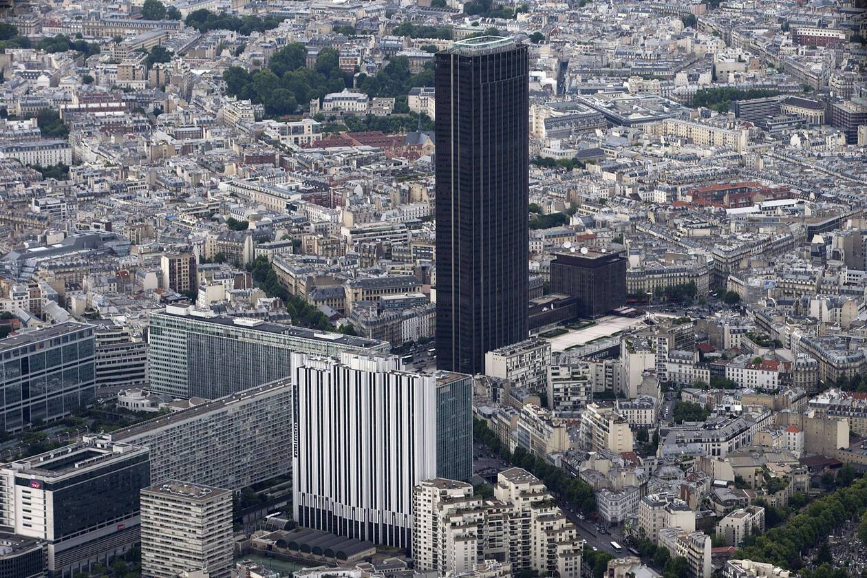 découvrez la transformation de la tour montparnasse : un projet de rénovation emblématique à paris visant à moderniser le gratte-ciel, améliorer sa performance énergétique et offrir de nouveaux espaces au public.