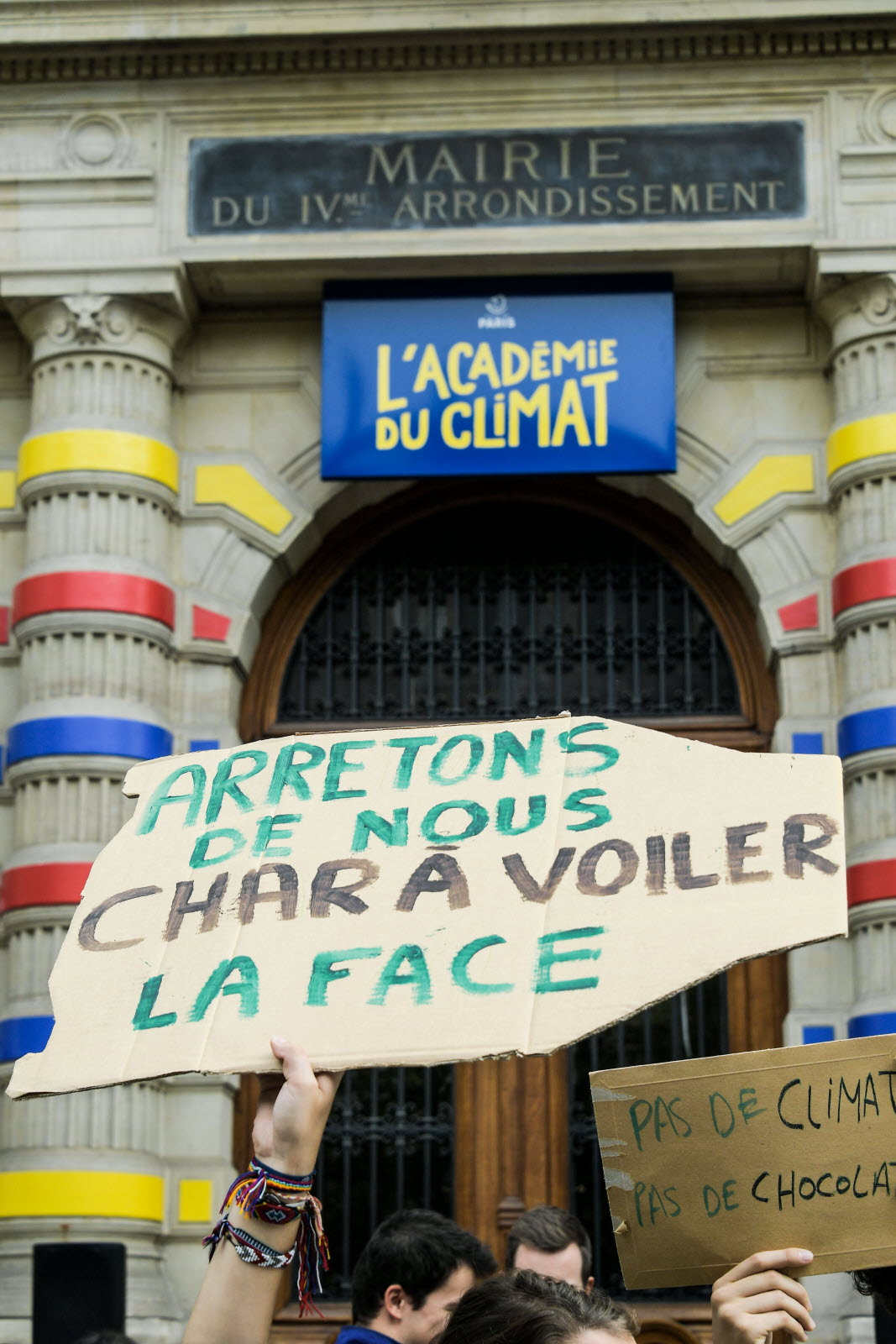 découvrez pourquoi l'académie du climat suscite la controverse à paris : enjeux, débats publics et réactions des différents acteurs autour de ce projet environnemental ambitieux.