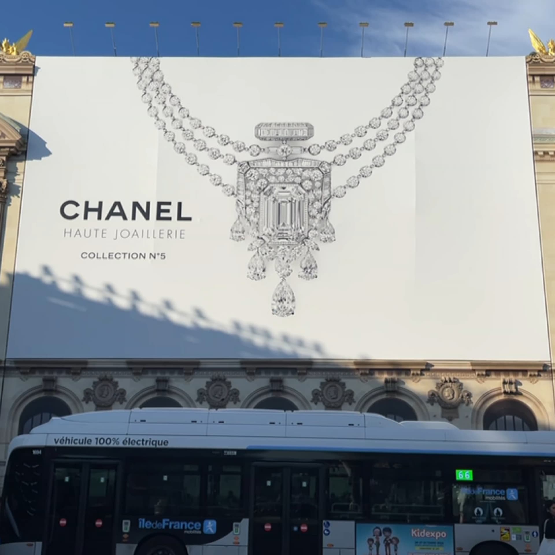 découvrez la bâche publicitaire installée sur l’église saint-eustache à paris, une solution innovante et visible pour promouvoir votre marque au cœur de la capitale.