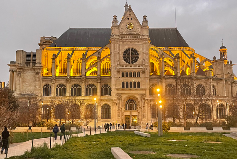 découvrez la bâche publicitaire installée sur l’église saint-eustache à paris, un emplacement unique alliant patrimoine historique et visibilité urbaine exceptionnelle.