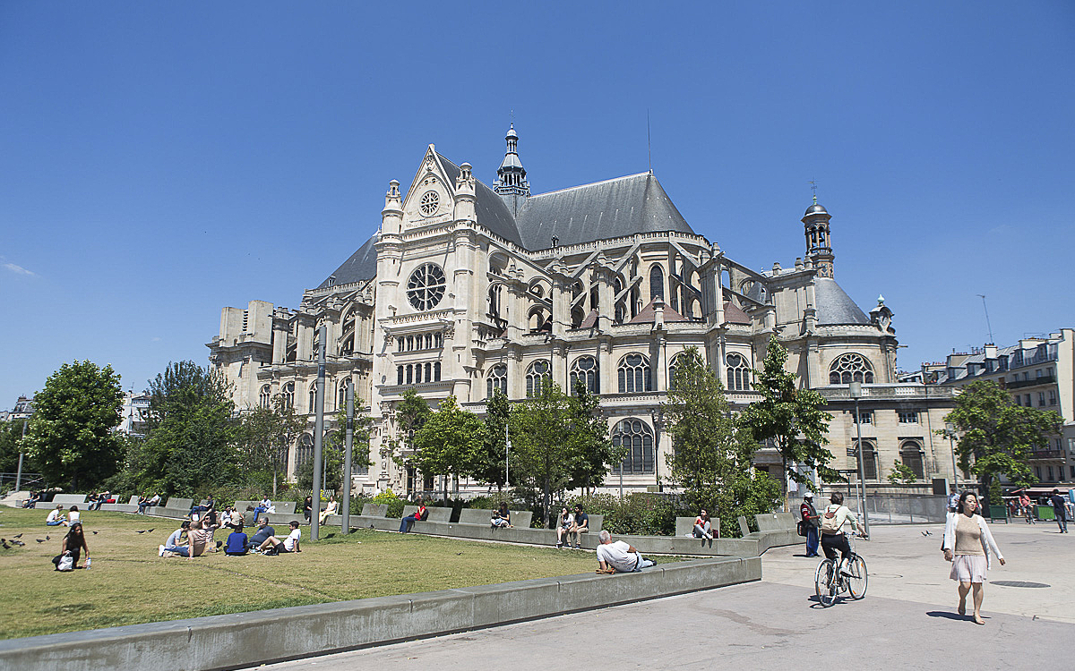 découvrez la bâche publicitaire installée sur l'église saint-eustache à paris, une visibilité exceptionnelle au cœur de la capitale pour votre communication.