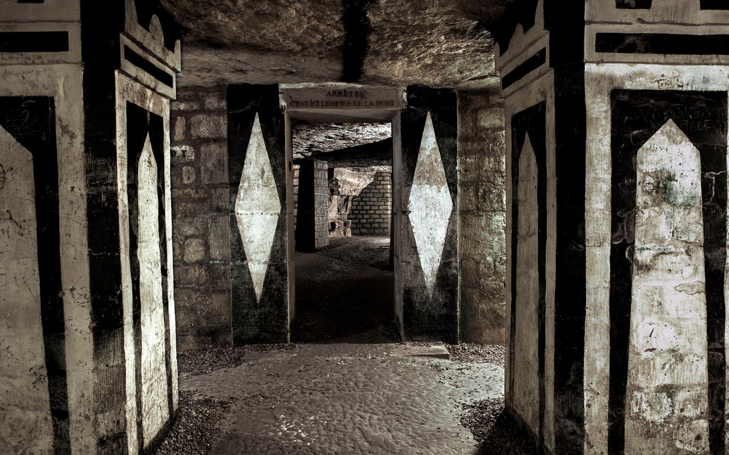 les catacombes de paris seront fermées pendant 6 mois pour des travaux de restauration afin de préserver ce site historique unique.
